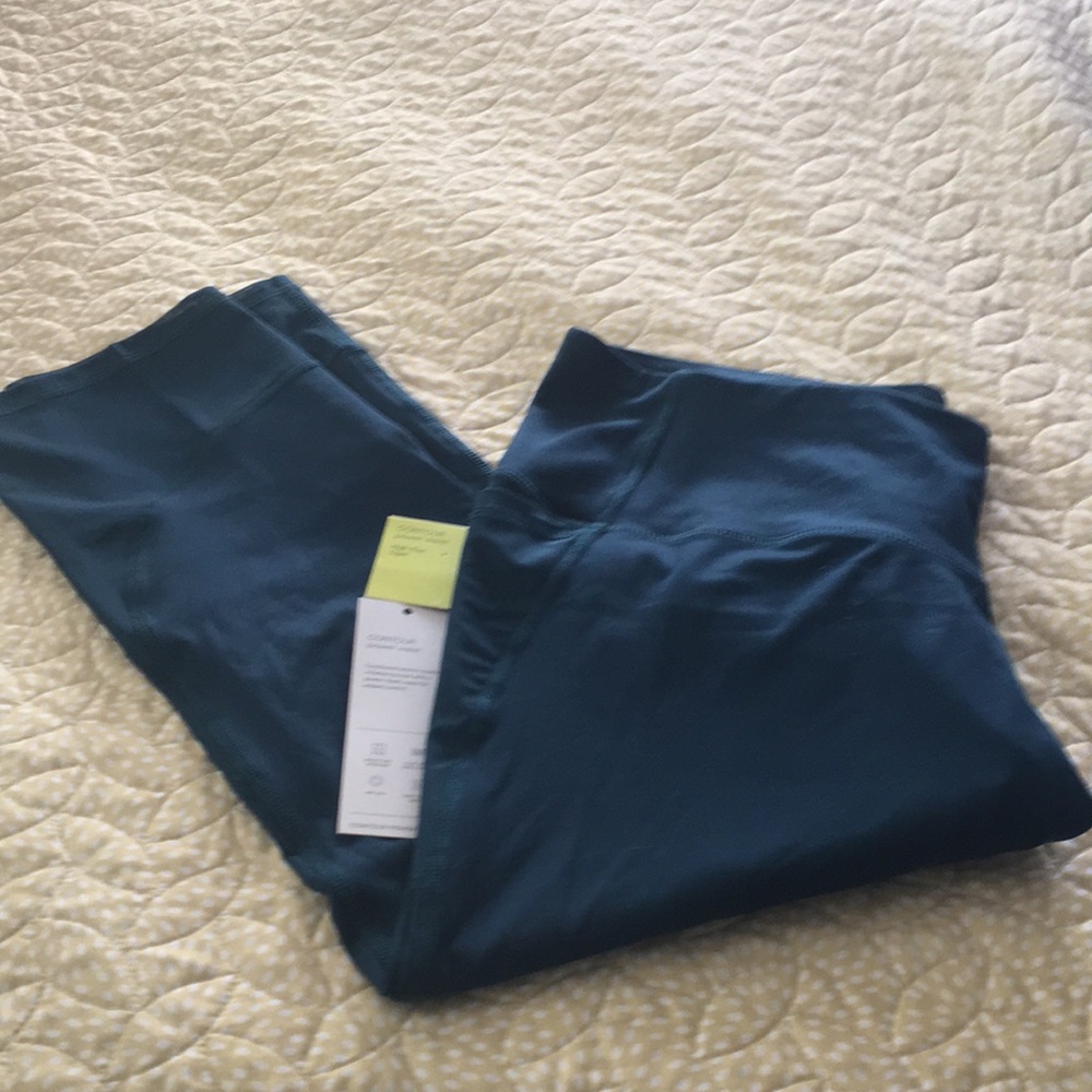 NWT All in Motion High rise Capris L